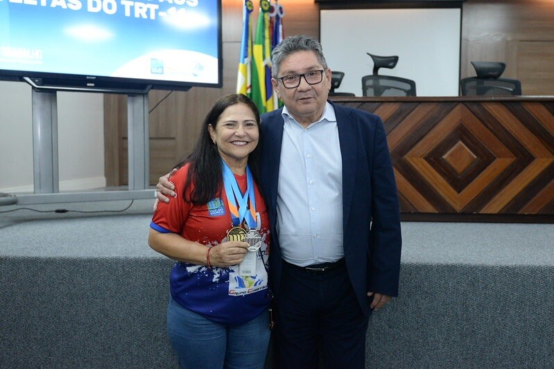 Secretária Maria do Perpétuo Socorro Fonseca com o presidente do TRT-11, desembargador Jorge Alvaro Marques Guedes 848