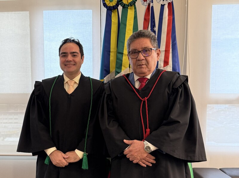 O juiz do Trabalho Vítor Graciano Maffia ao lado do presidente do TRT-11, desembargador Jorge Alvaro, durante cerimônia de posse 865